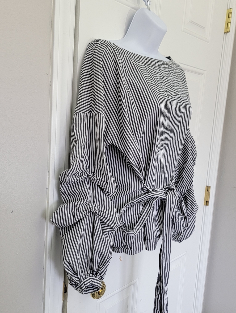 MAX Jeans Gray White Striped Boat Neck Tiered Balloon Sleeve Blouse Tie  Waist M - Picture 5 of 11